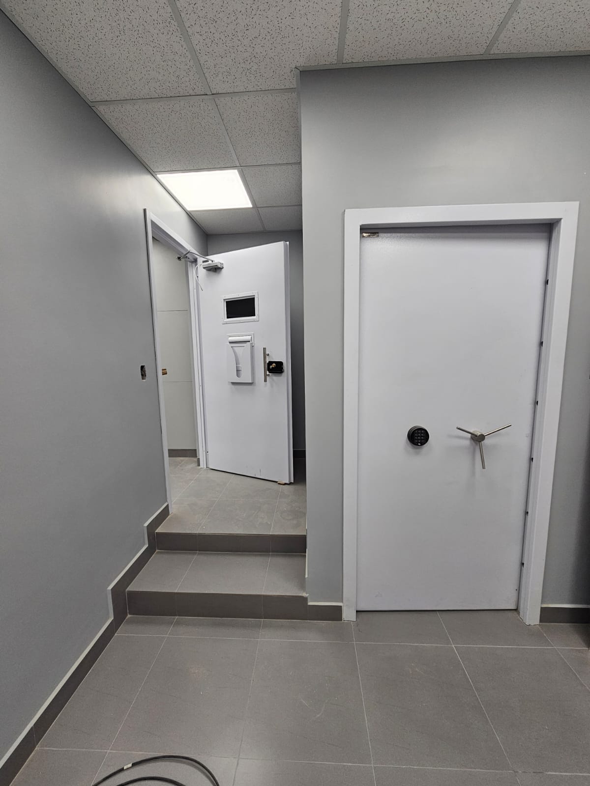 Puerta de b&oacute;veda y puerta blindada NIJ II instaladas