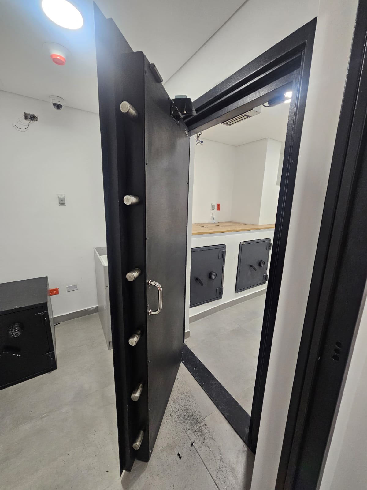 Puerta de b&oacute;veda robusta abierta &mdash; pasadores cromados visibles