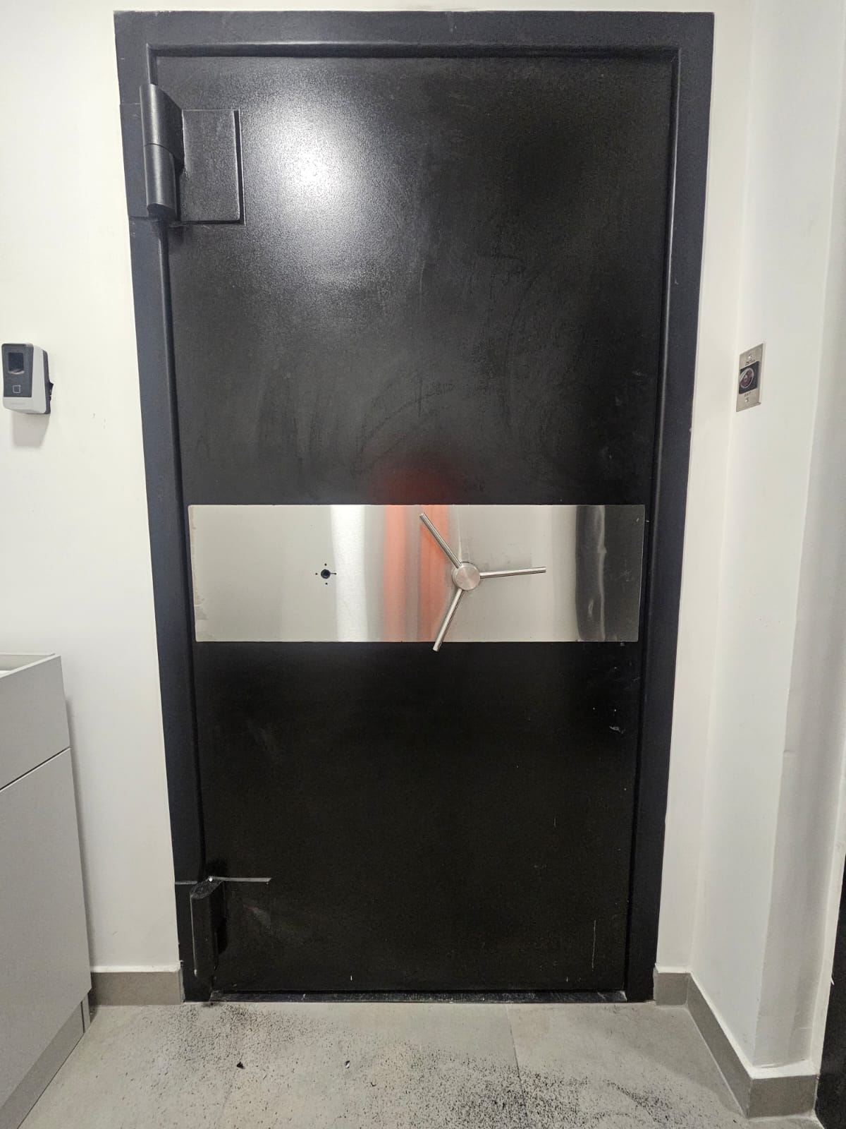 Puerta de b&oacute;veda robusta cerrada &mdash; manija tri-punto y cerradura electr&oacute;nica