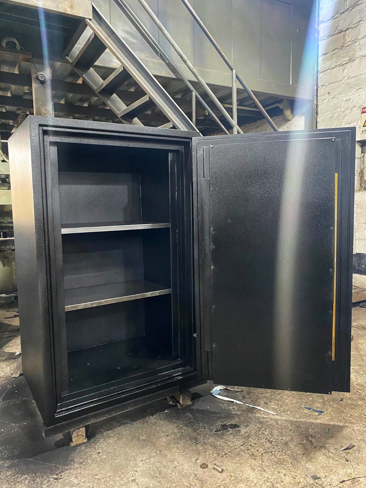 Caja fuerte robusta abierta &mdash; estantes internos y puerta reforzada