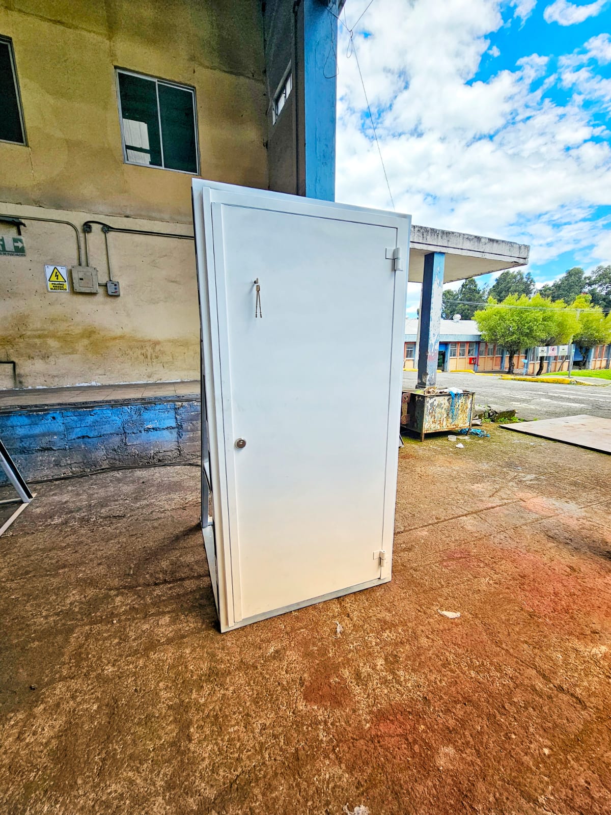 Puerta blindada P3000 &mdash; insignia de P&D Representaciones