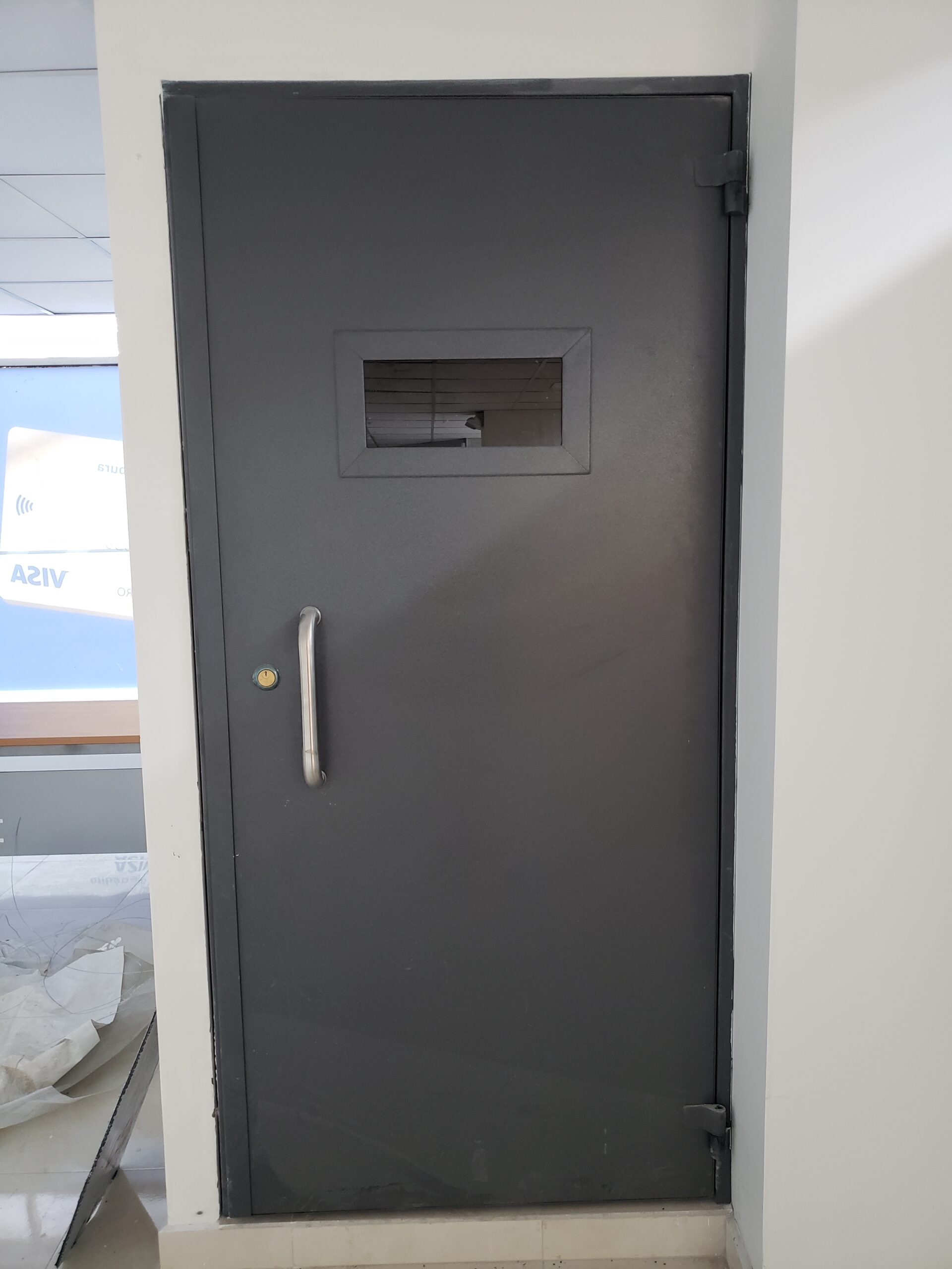 Puerta blindada con mirilla